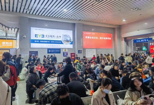 第一戶外傳媒-達(dá)州站-動車候車廳燈箱