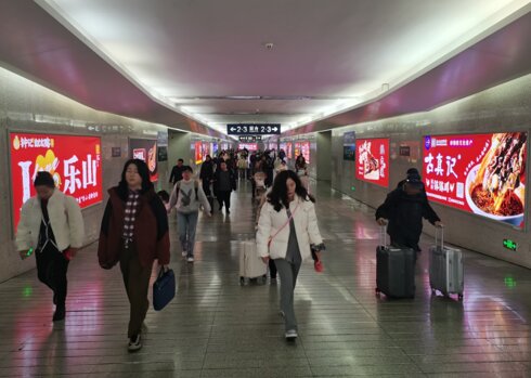 第一戶外傳媒-樂山站-出站通道墻面燈箱