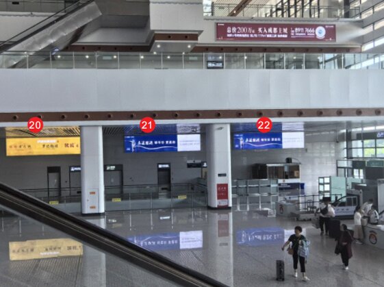 第一戶外傳媒-瀘州站-一樓進(jìn)站大廳兩側(cè)墻面燈箱 