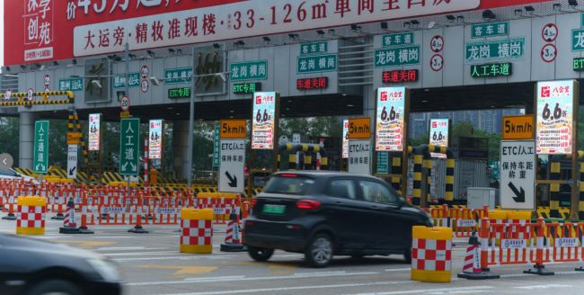 12屏視覺陣列：解析荷坳高速收費(fèi)站聯(lián)排LED的強(qiáng)制曝光法則