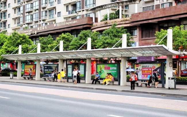 融入城市街頭風(fēng)景，珠海候車(chē)亭廣告的本地化長(zhǎng)效溝通策略