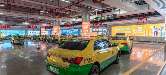 第一戶外傳媒-大理站-架空層商業(yè)廣場出租車等候區(qū)墻面燈箱