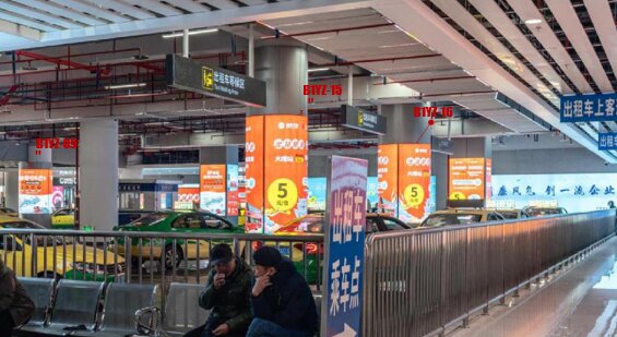 第一戶外傳媒-大理站-架空層商業(yè)廣場出租車等候區(qū)圓柱燈箱 