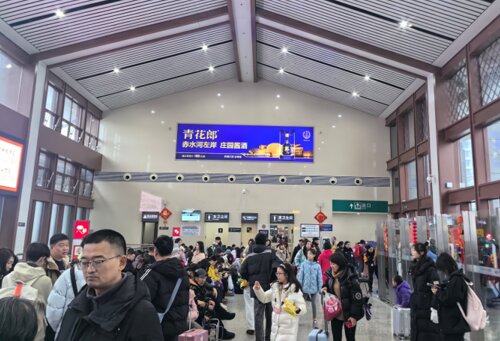 第一戶外傳媒-峨眉山站-候車大廳兩側(cè)墻面燈箱