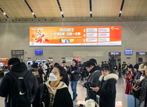 第一戶外傳媒-成都南站-二樓候車廳墻面燈箱