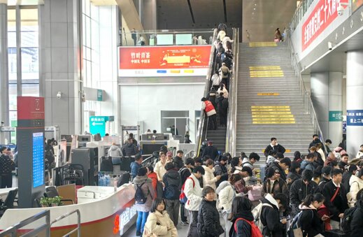 第一戶外傳媒-成都南站-一樓廣廳兩側(cè)墻面燈箱