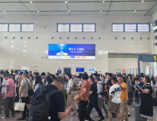 第一戶外傳媒-廣漢北站-候車廳兩側(cè)墻面燈箱