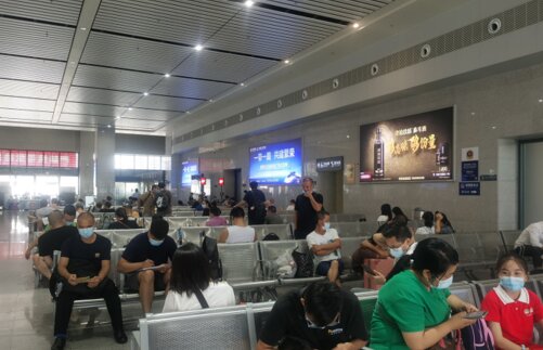 第一戶外傳媒-眉山東站-候車廳墻面燈箱