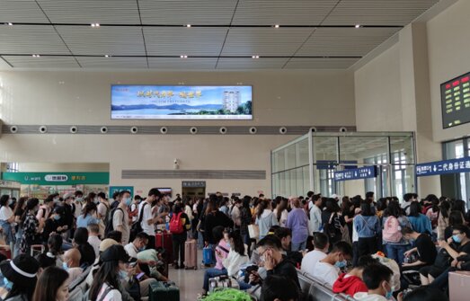 第一戶外傳媒-彭山北站-候車廳兩側(cè)墻面燈箱