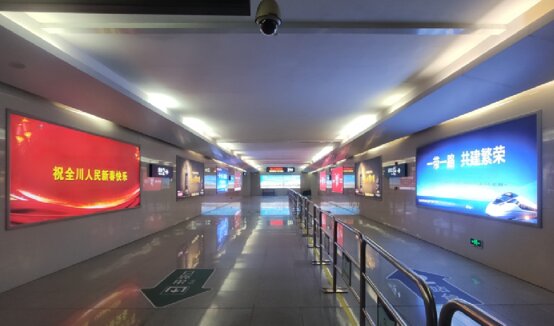第一戶外傳媒-彭山北站-進(jìn)出站通道墻面燈箱