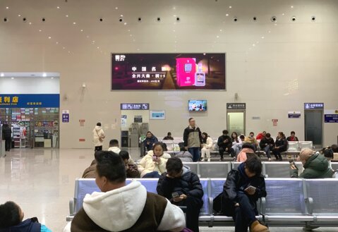 第一戶外傳媒-青白江東站-候車(chē)廳兩側(cè)墻面燈箱