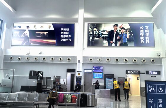 第一戶外傳媒-朝天站-候車(chē)廳墻面燈箱