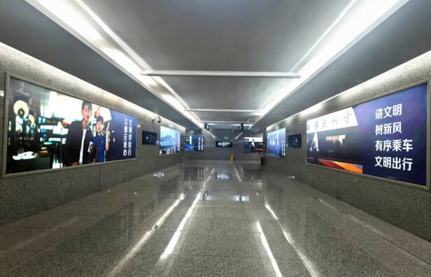 第一戶外傳媒-朝天站-進(jìn)出站通道墻面燈箱