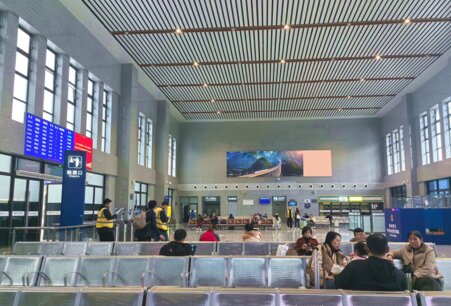 第一戶外傳媒-劍門關(guān)站-候車廳兩側(cè)墻面燈箱