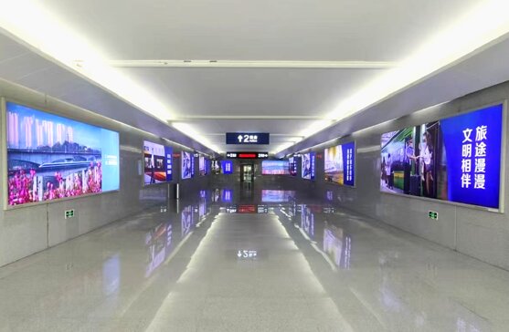 第一戶外傳媒-江油北站-進(jìn)出站通道墻面燈箱