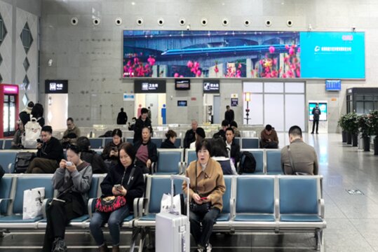 第一戶外傳媒-江油站-二樓候車大廳兩側(cè)墻面燈箱 