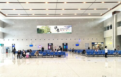 第一戶外傳媒-瀘縣站-候車(chē)廳兩側(cè)墻面燈箱