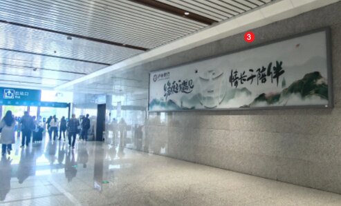 第一戶外傳媒-瀘縣站-出站廳檢票口兩側(cè)墻面燈箱