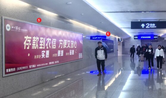 第一戶外傳媒-瀘縣站-進(jìn)出站通道墻面燈箱