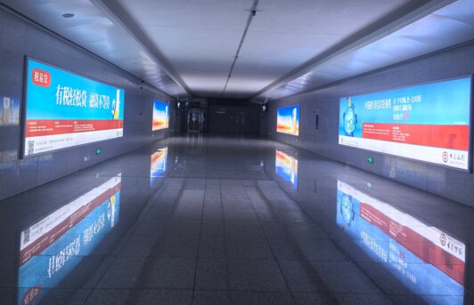 第一戶外傳媒-內(nèi)江東站-進(jìn)出站通道墻面燈箱