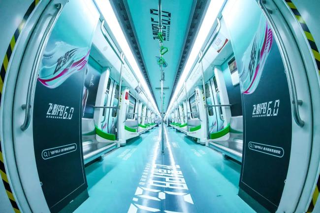 南寧地鐵全景品牌專(zhuān)列廣告從視覺(jué)到場(chǎng)景的完整覆蓋分析