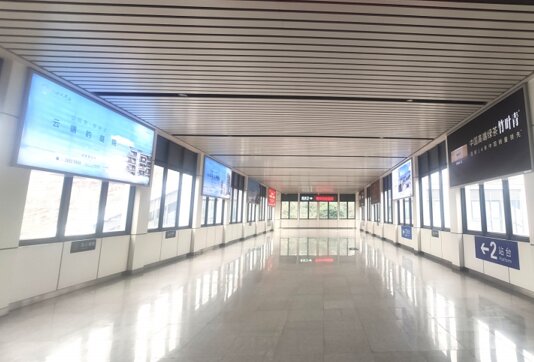 第一戶(hù)外傳媒-青神站-進(jìn)出站通道墻面燈箱