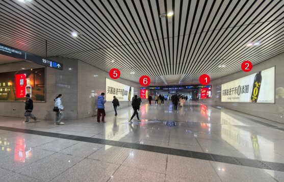 第一戶外傳媒-雙流機場站-換乘通道墻面燈箱