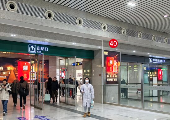 第一戶外傳媒-雙流機場站-進站口內(nèi)側(cè)立柱墻面燈箱 