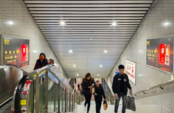 第一戶外傳媒-雙流機場站-進站步梯墻面燈箱