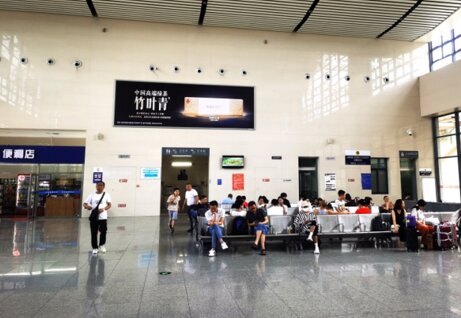 第一戶外傳媒-新都東站-候車廳兩側(cè)墻面燈箱
