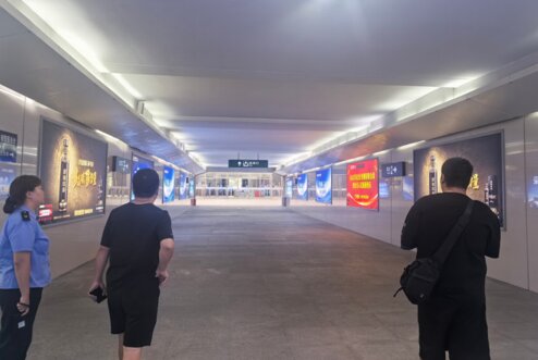 第一戶外傳媒-新都東站-出站通道兩側(cè)墻面燈箱