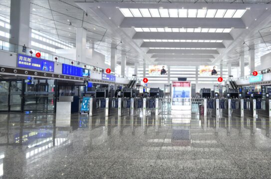 第一戶外傳媒-自貢站-候車大廳商業(yè)夾層兩側(cè)墻面燈箱 