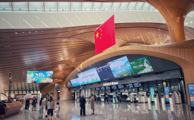 麗水機場迎送大廳值機區(qū)上方LED大屏廣告