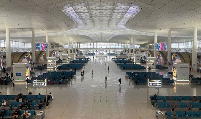 杭州西站候車大廳風(fēng)柱燈箱廣告