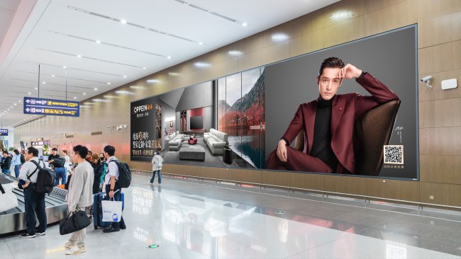 青島膠東機(jī)場(chǎng)到達(dá)行李廳墻面大型燈箱廣告