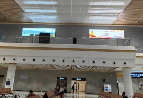 第一戶外傳媒-富陽西站-候車廳兩側(cè)墻面燈箱