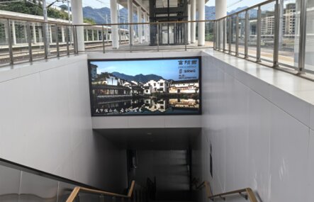 第一戶外傳媒-富陽西站-出站扶梯楣頭燈箱