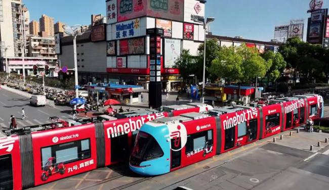 武漢光谷有軌電車(chē)超大車(chē)身貼廣告對(duì)科創(chuàng)人群的立體覆蓋策略