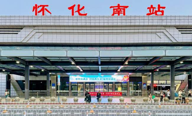 懷化南站進站動線關鍵節(jié)點的戶外LED大屏視覺攔截與觸達優(yōu)勢