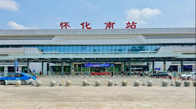 懷化南站南進(jìn)站口戶外門楣LED大屏廣告