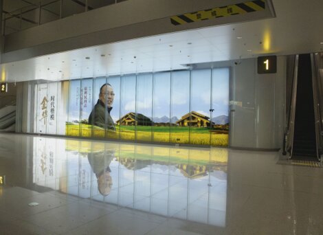 第一戶外傳媒-杭州西站-到達(dá)口墻面燈箱