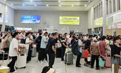 第一戶外傳媒-金華南站-候車廳兩側(cè)墻面燈箱