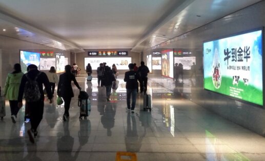 第一戶外傳媒-金華南站-進(jìn)出站通道燈箱