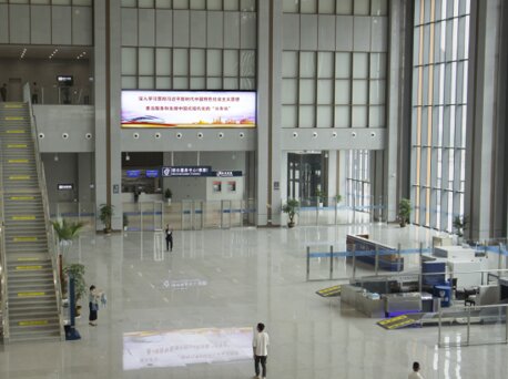 第一戶外傳媒-橫店站-進站廣廳兩側(cè)墻面燈箱