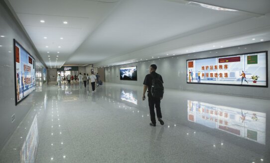 第一戶外傳媒-磐安站-出站通道燈箱