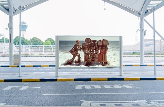 第一戶外傳媒-廣州白云機(jī)場(chǎng)-T2國(guó)內(nèi)出發(fā)戶外行車道燈箱廣告