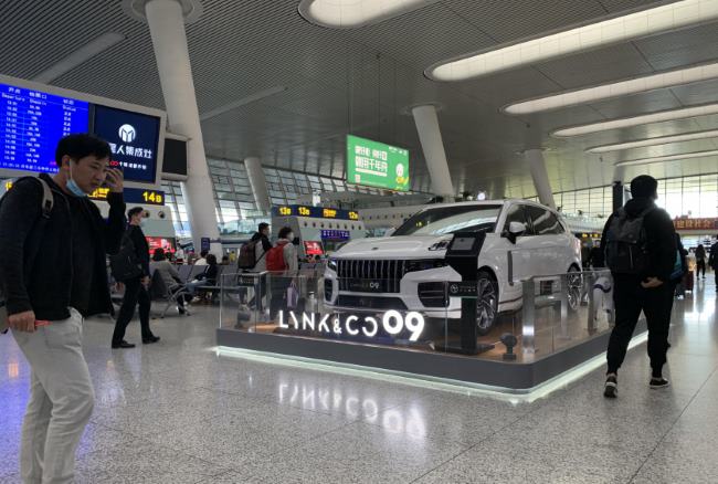 杭州東站候車大廳汽車展位廣告