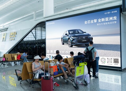 第一戶外傳媒-廣州白云機(jī)場(chǎng)-T2國(guó)內(nèi)出發(fā)值機(jī)大廳燈箱廣告