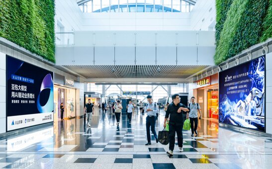 第一戶外傳媒-廣州白云機(jī)場(chǎng)-T2國(guó)內(nèi)出發(fā)安檢區(qū)通道燈箱廣告