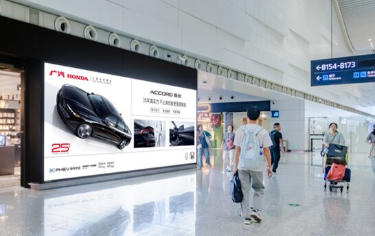 第一戶外傳媒-廣州白云機(jī)場(chǎng)-T2國(guó)內(nèi)出發(fā)安檢后通道燈箱廣告